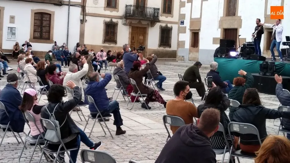 Foto 11 - La B&uacute;squeda recupera la magia de las verbenas en su actuaci&oacute;n en Lumbrales