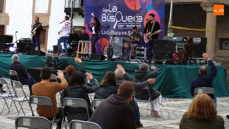 Foto 8 - La B&uacute;squeda recupera la magia de las verbenas en su actuaci&oacute;n en Lumbrales