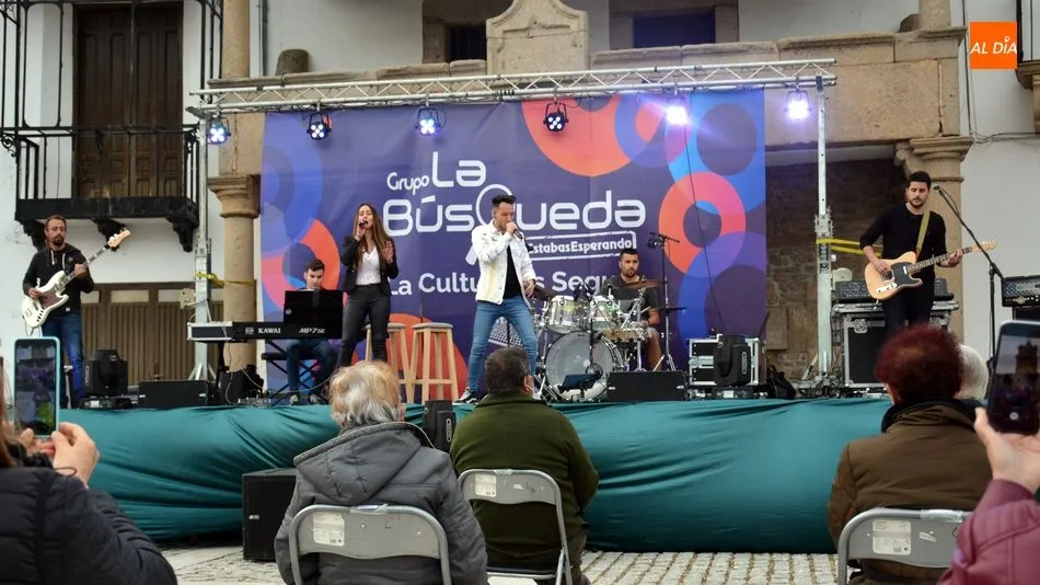 Foto 5 - La B&uacute;squeda recupera la magia de las verbenas en su actuaci&oacute;n en Lumbrales