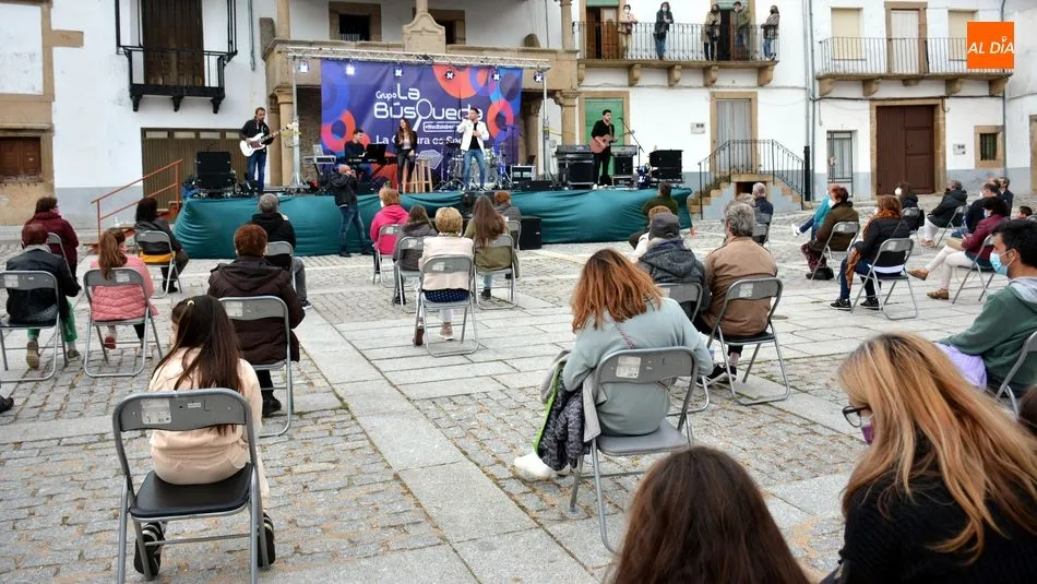 Foto 3 - La B&uacute;squeda recupera la magia de las verbenas en su actuaci&oacute;n en Lumbrales