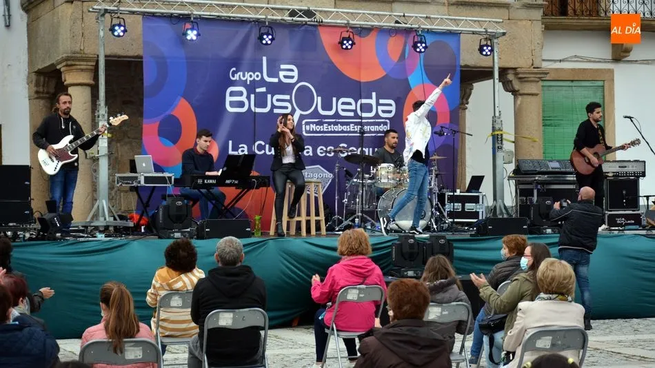 Foto 2 - La B&uacute;squeda recupera la magia de las verbenas en su actuaci&oacute;n en Lumbrales