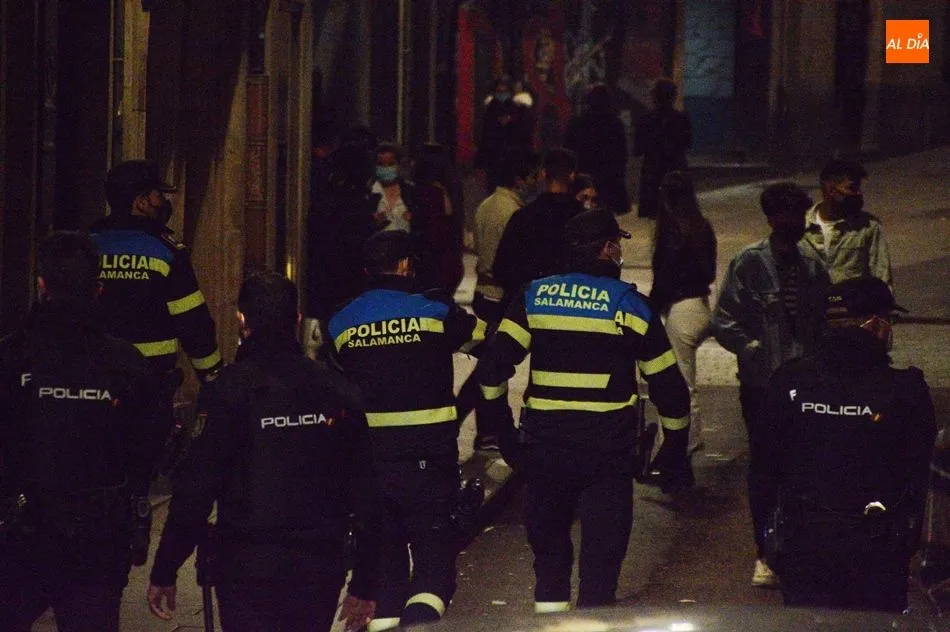 Agentes de Policía Local y Nacional durante la noche del pasado jueves en Salamanca - Archivo