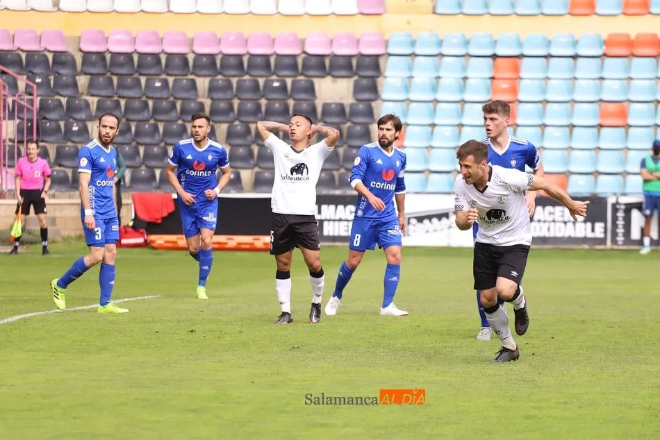 Juancho López y Fernando Llorente, ante el Covadonga