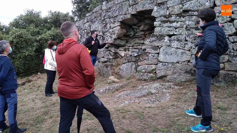 Foto 2 - Los visitantes del Castro de las Merchanas descubren el campo de piedras hincadas