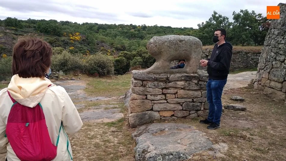 Foto 8 - Los visitantes del Castro de las Merchanas descubren el campo de piedras hincadas