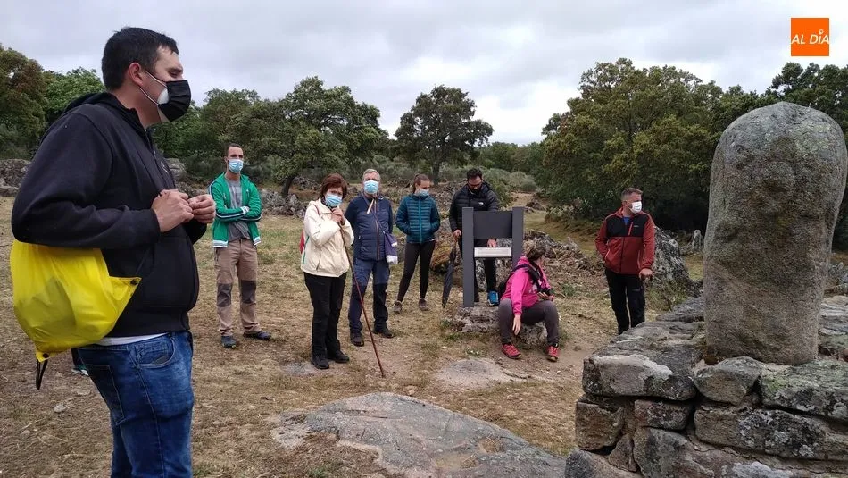 Foto 7 - Los visitantes del Castro de las Merchanas descubren el campo de piedras hincadas