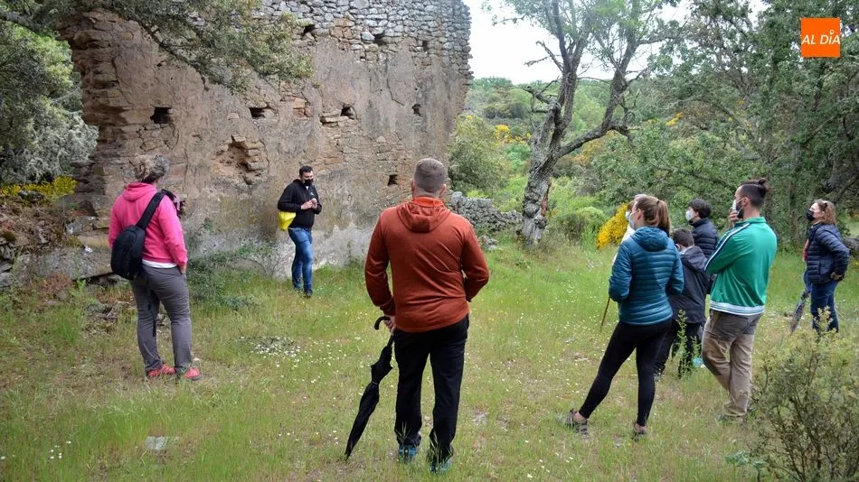 Foto 10 - Los visitantes del Castro de las Merchanas descubren el campo de piedras hincadas