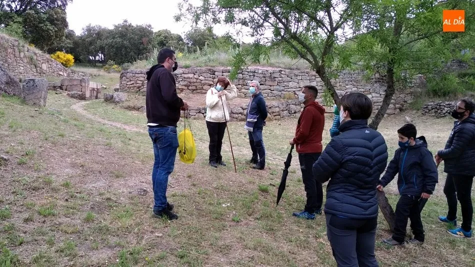 Foto 4 - Los visitantes del Castro de las Merchanas descubren el campo de piedras hincadas