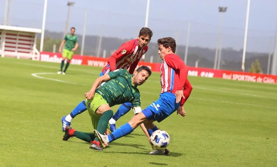 Foto 3 - El CD Guijuelo se estrella contra un enchufado Real Sporting (3-1)