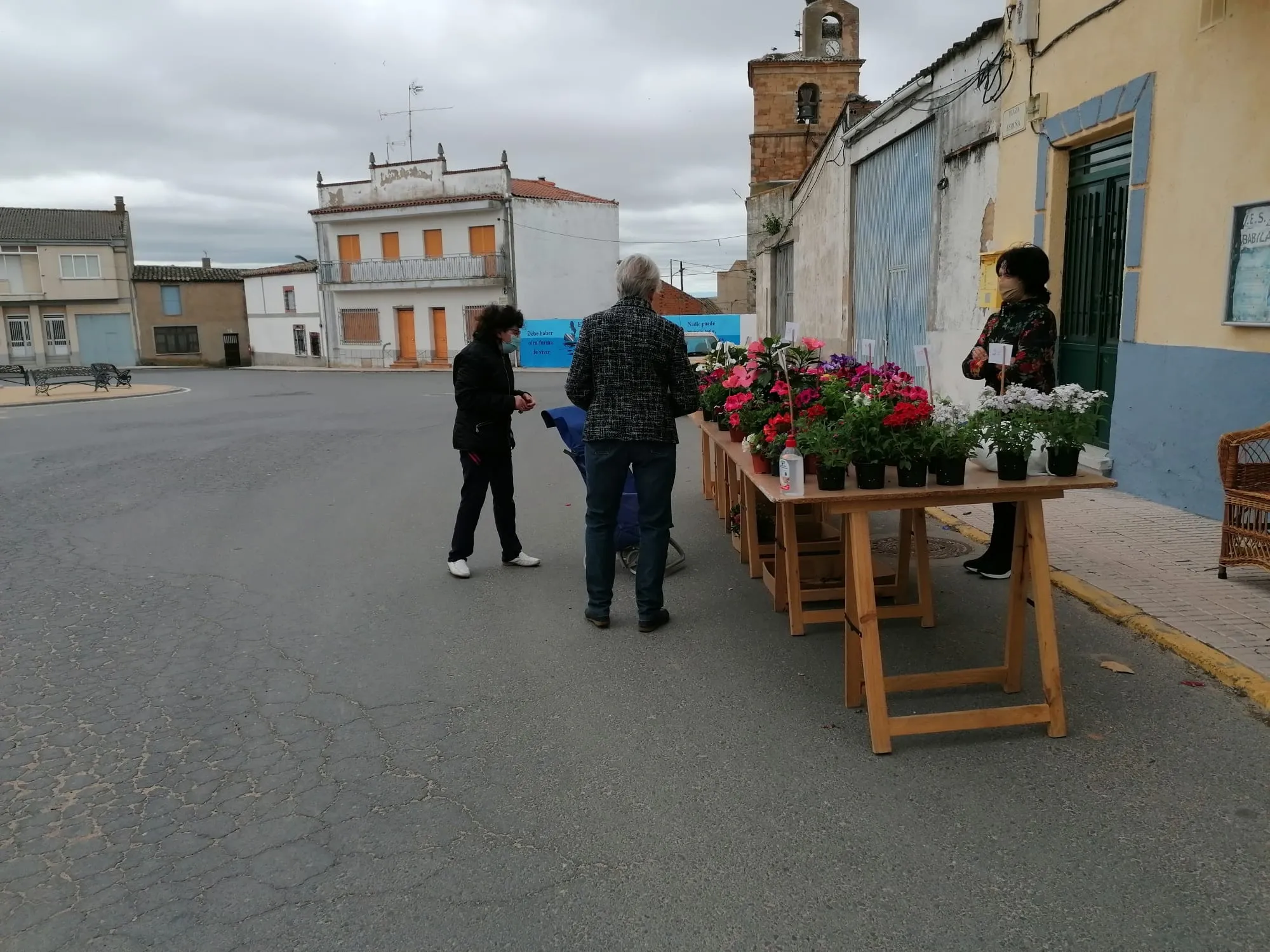 Foto 2 - Villoruela vuelve a mostrar su solidaridad con el mercadillo de las plantas  