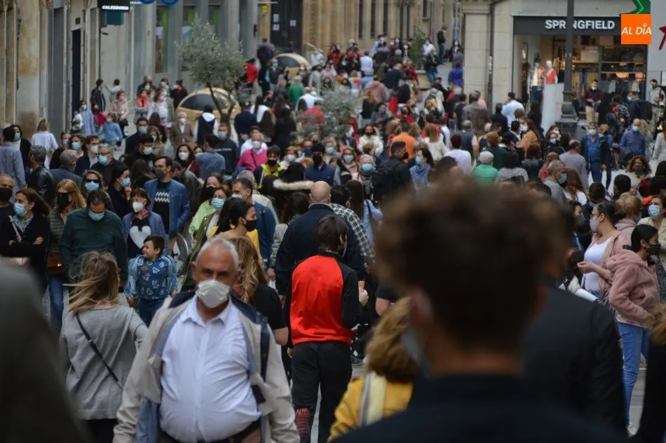 Viandantes en la calle Toro de Salamanca capital, durante el último fin de semana. Foto de archivo