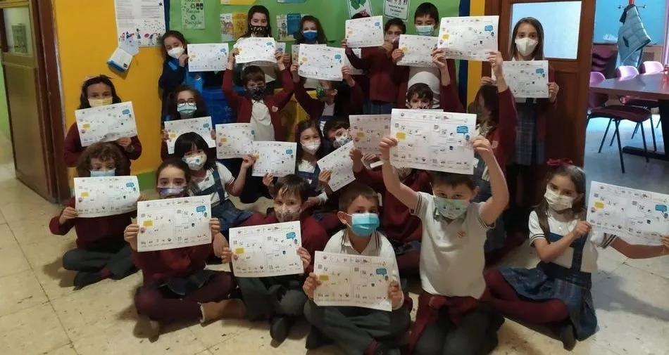 Participantes en uno de estos talleres de reciclaje en el colegio San Juan Bosco