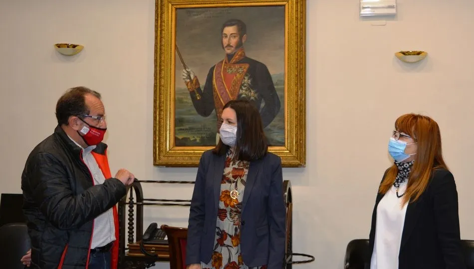 De i. a d. Ramón Hernández, coordinador de la sede de la Universidad de la Experiencia en Béjar, Noelia Morales, directora del programa y Ana V. Peralejo, concejala de Cultura