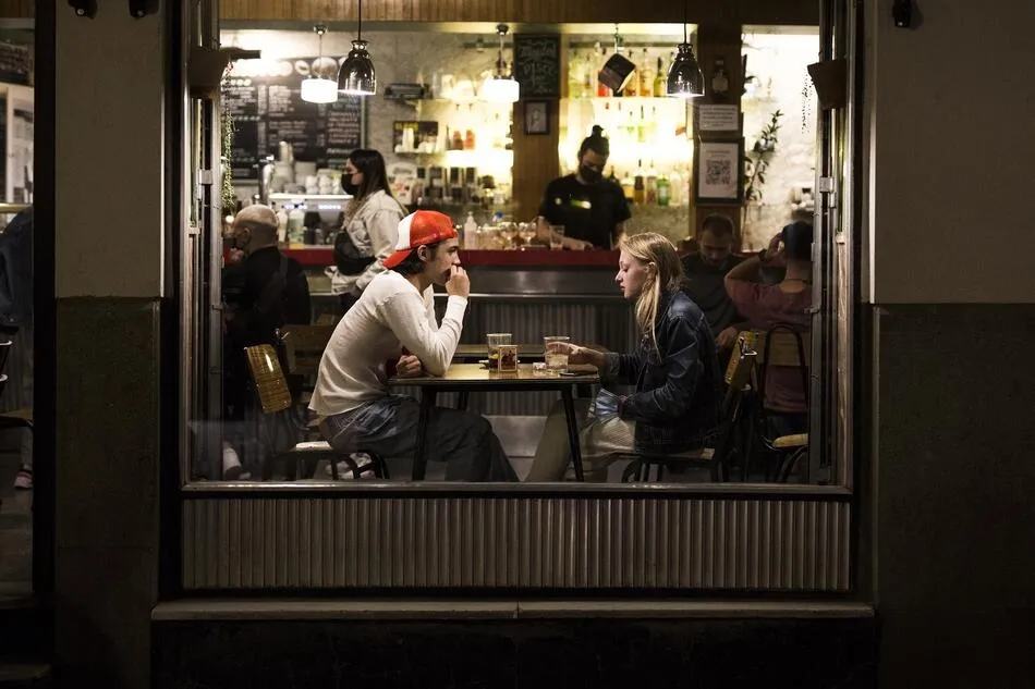 Dos jóvenes en el interior de un bar en Madrid. Foto: EP