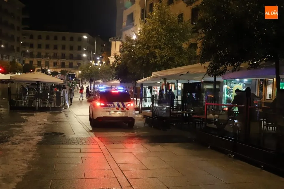 Un vehículo policial vigilando una zona de terrazas