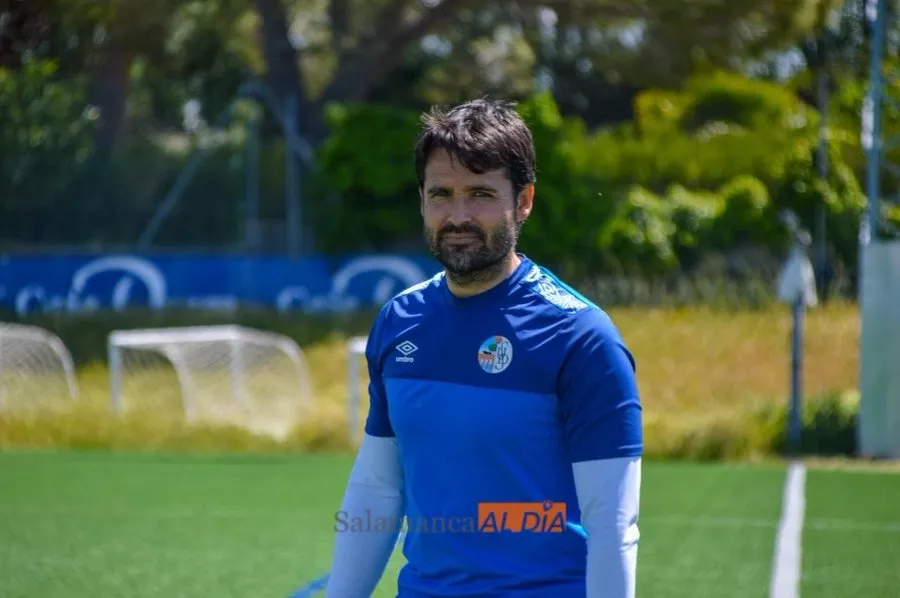 Escobar, en un entrenamiento, mira a la cámara de SALAMANCA AL DÍA