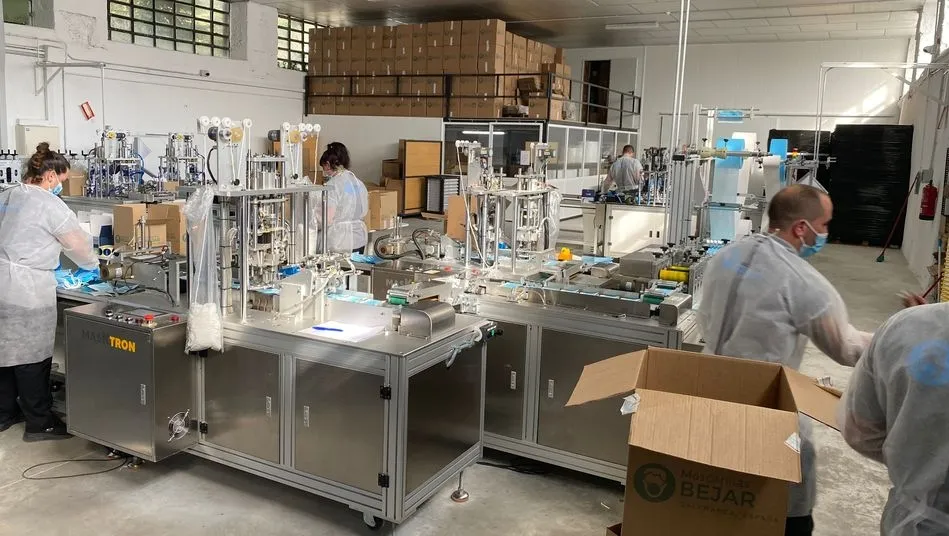 Interior de la fábrica de Mascarillas Béjar en la ciudad textil