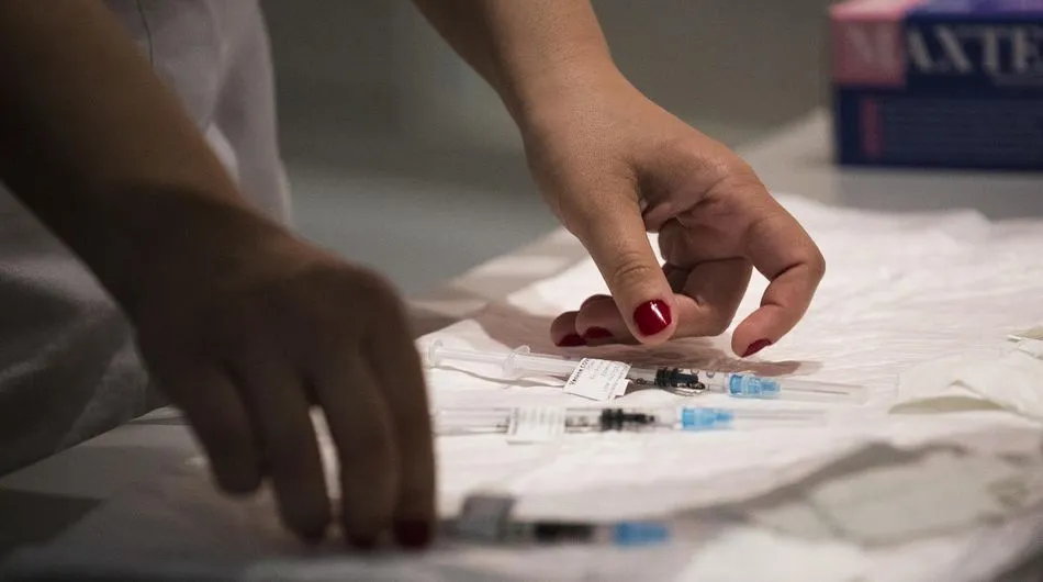 Una sanitaria con varias dosis de la vacuna de Pfizer en el Hospital Universitario de Getafe, a 17 de mayo, en Getafe, Madrid. Foto de Alejandro Martínez Vélez - EP