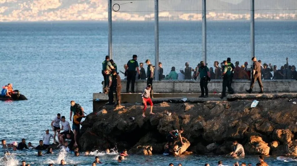 ersonas migrantes en la playa del Tarajal, a 17 de mayo de 2021, en Ceuta, (España). Foto Antonio Sempere / EP