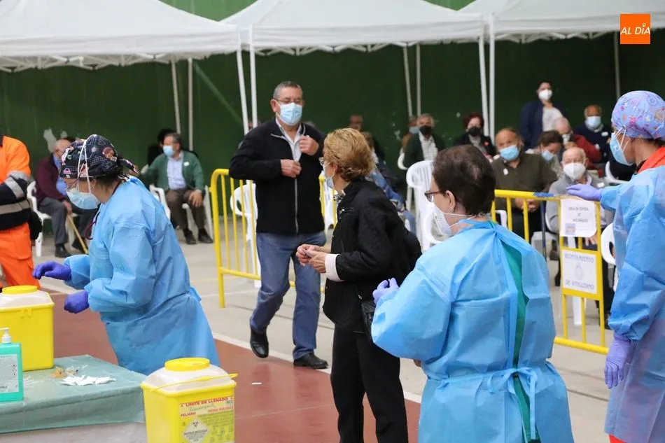 Foto 11 - Cerca de 600 personas reciben en Vitigudino la segunda dosis de la vacuna anticovid