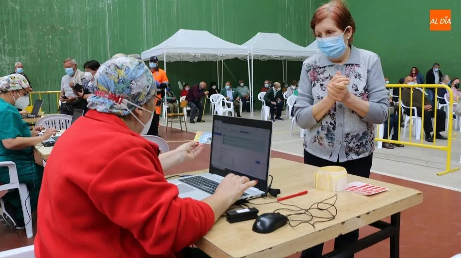 Foto 10 - Cerca de 600 personas reciben en Vitigudino la segunda dosis de la vacuna anticovid