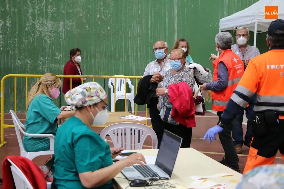 Foto 9 - Cerca de 600 personas reciben en Vitigudino la segunda dosis de la vacuna anticovid