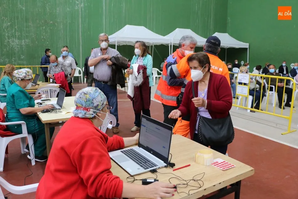 Foto 8 - Cerca de 600 personas reciben en Vitigudino la segunda dosis de la vacuna anticovid
