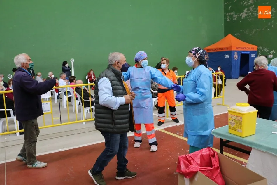 Foto 7 - Cerca de 600 personas reciben en Vitigudino la segunda dosis de la vacuna anticovid