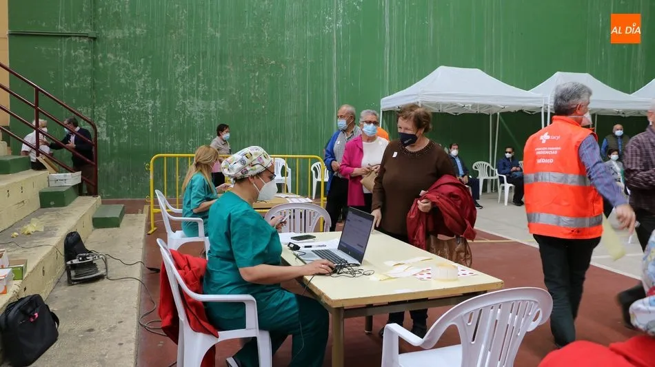 Foto 6 - Cerca de 600 personas reciben en Vitigudino la segunda dosis de la vacuna anticovid