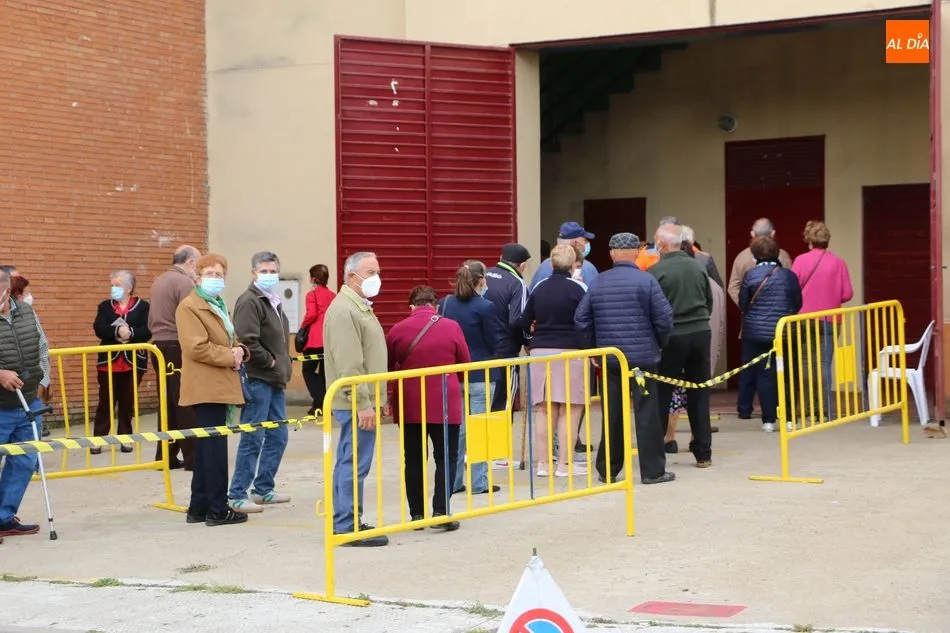 Foto 4 - Cerca de 600 personas reciben en Vitigudino la segunda dosis de la vacuna anticovid