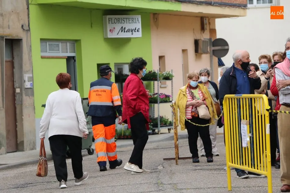 Foto 3 - Cerca de 600 personas reciben en Vitigudino la segunda dosis de la vacuna anticovid