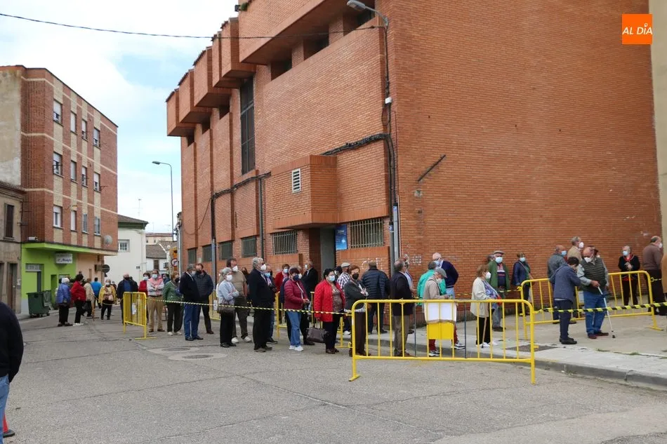 Foto 2 - Cerca de 600 personas reciben en Vitigudino la segunda dosis de la vacuna anticovid