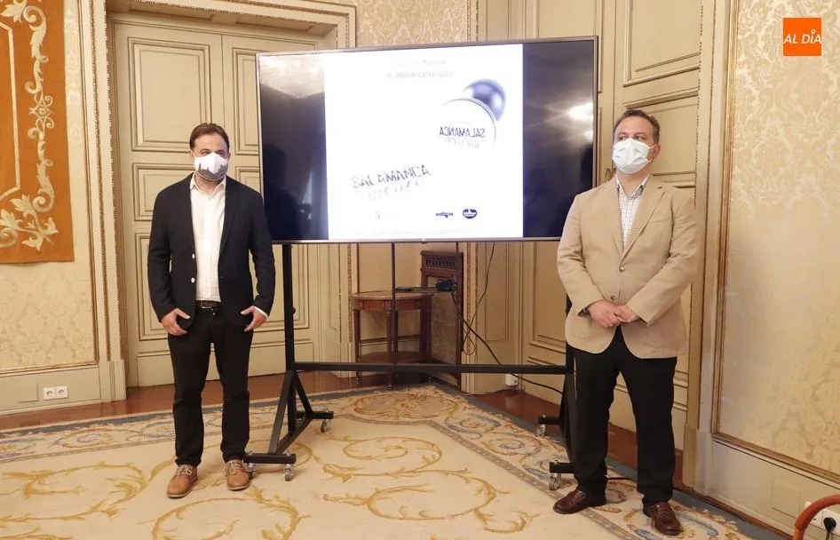 El concejal de Turismo del Ayuntamiento de Salamanca, Fernando Castaño, acompañado del diputado de Turismo de la Diputación Provincial de Salamanca, Javier García Hidalgo | Foto: Guillermo García