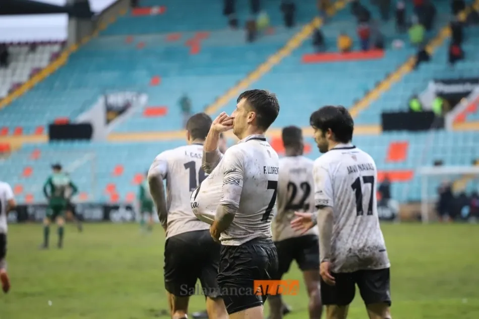 Fer Llorente se mete el balón debajo de la camiseta para festejar un gol