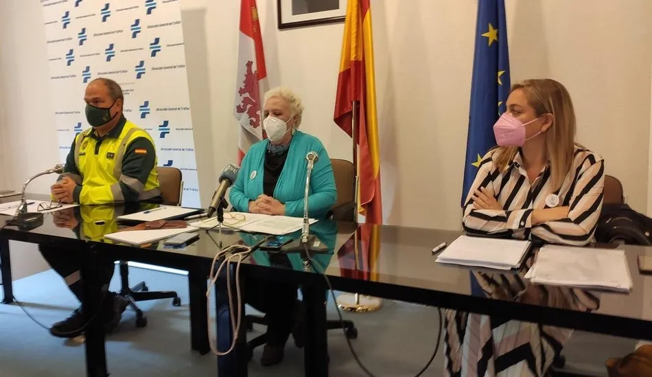 El teniente coronel jefe del Sector de León de la Guardia Civil, Francisco González Iturralde, la subdelegada del Gobierno en Salamanca, Encarnación Pérez, y la coordinadora de la DGT en Castilla y León, Asturias y Cantabria, Inmaculada Matías. Foto EP
