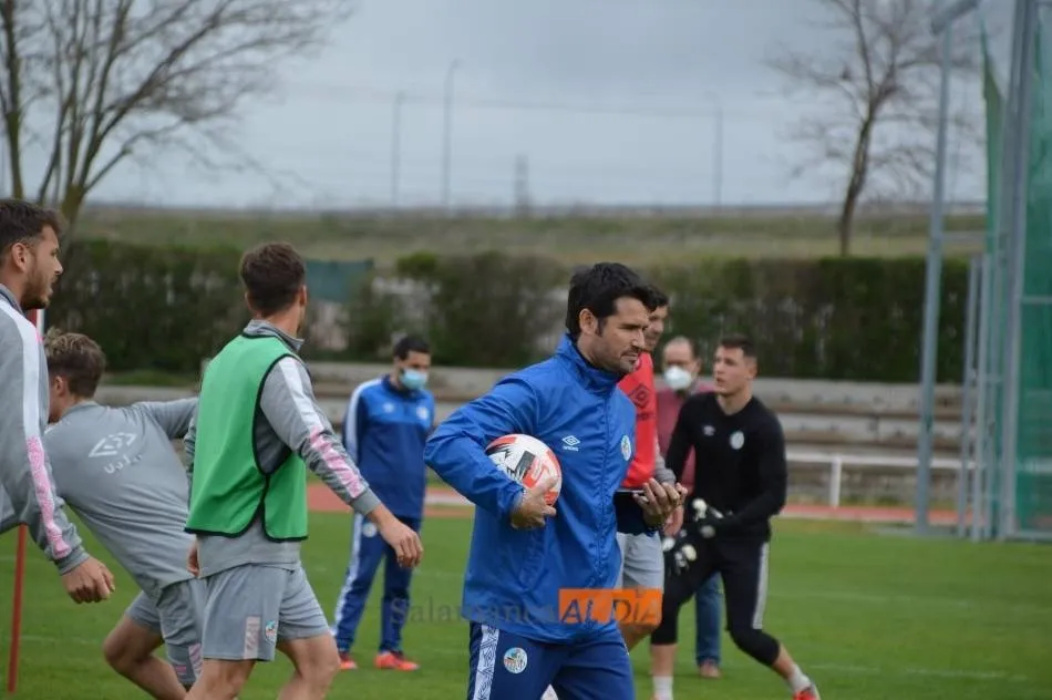Escobar, con sus jugadores al fondo entrenando