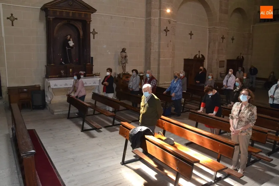 Foto 7 - Unos 25 fieles asisten al reinicio de las misas en la Iglesia de la Venerable Orden Tercera  