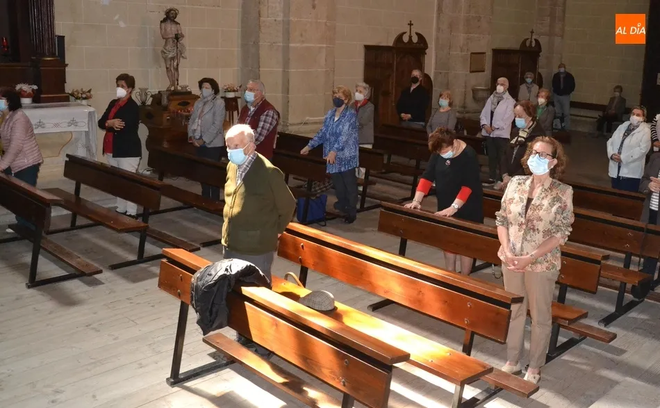 Unos 25 fieles asisten al reinicio de las misas en la Iglesia de la Venerable Orden Tercera  