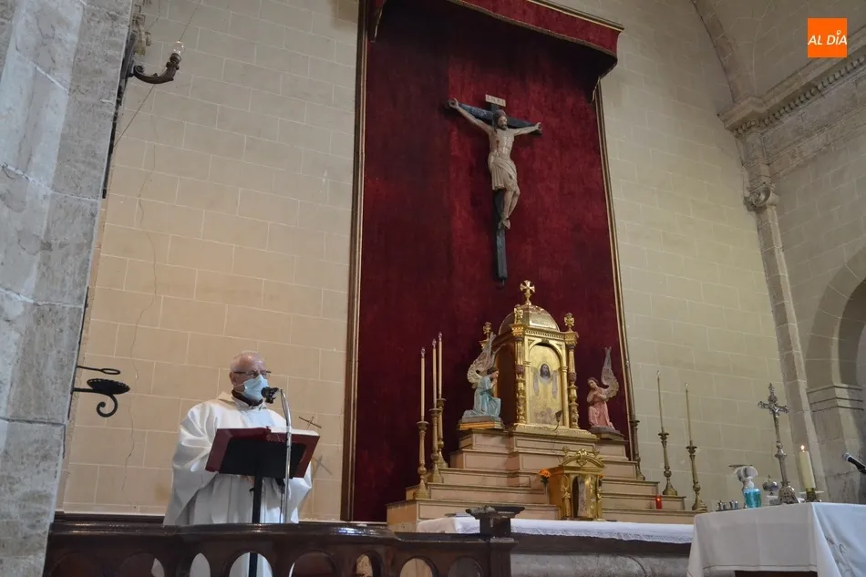 Foto 5 - Unos 25 fieles asisten al reinicio de las misas en la Iglesia de la Venerable Orden Tercera  