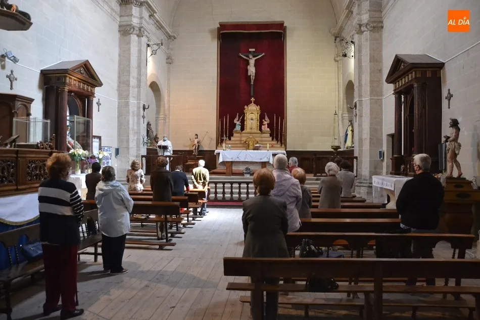 Foto 4 - Unos 25 fieles asisten al reinicio de las misas en la Iglesia de la Venerable Orden Tercera  