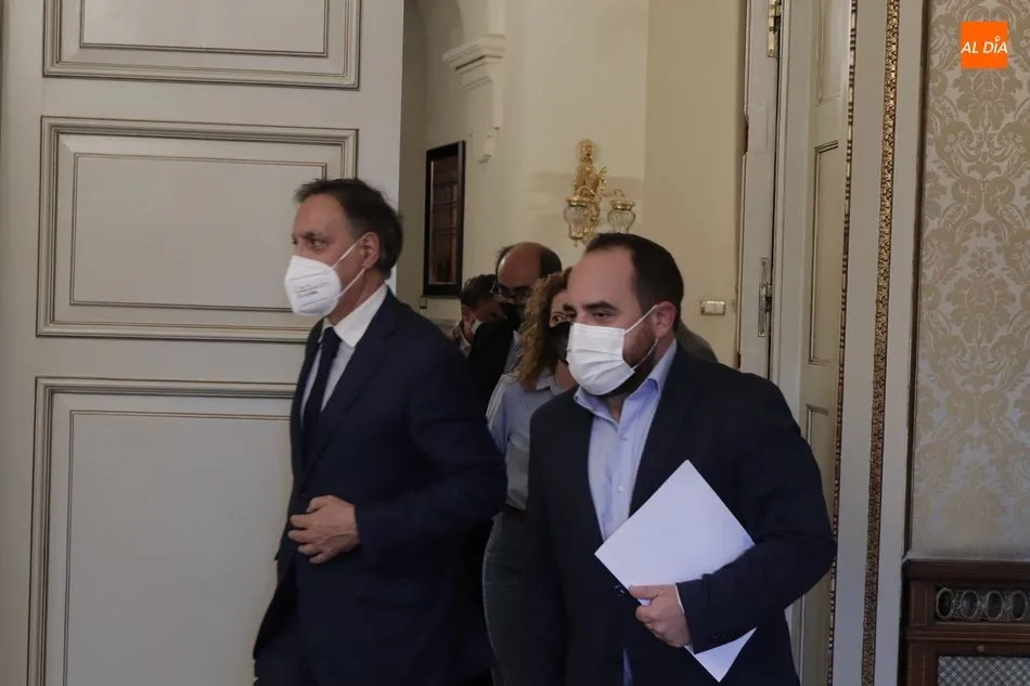 El alcalde, Carlos García Carbayo, y el ya exconcejal Daniel Llanos. Foto: Guillermo García San Miguel