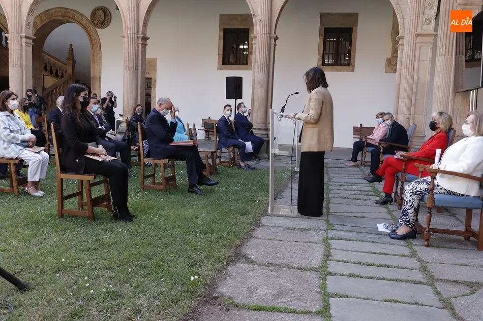 Foto 7 - Reconocimiento a los profesionales sanitarios con la entrega de la Medalla de la Universidad de...