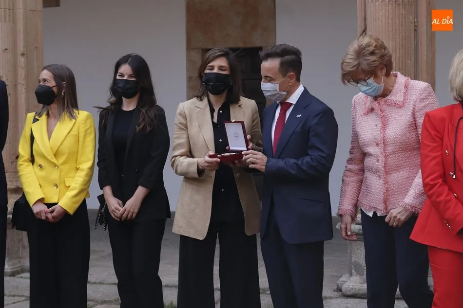 Foto 5 - Reconocimiento a los profesionales sanitarios con la entrega de la Medalla de la Universidad de...