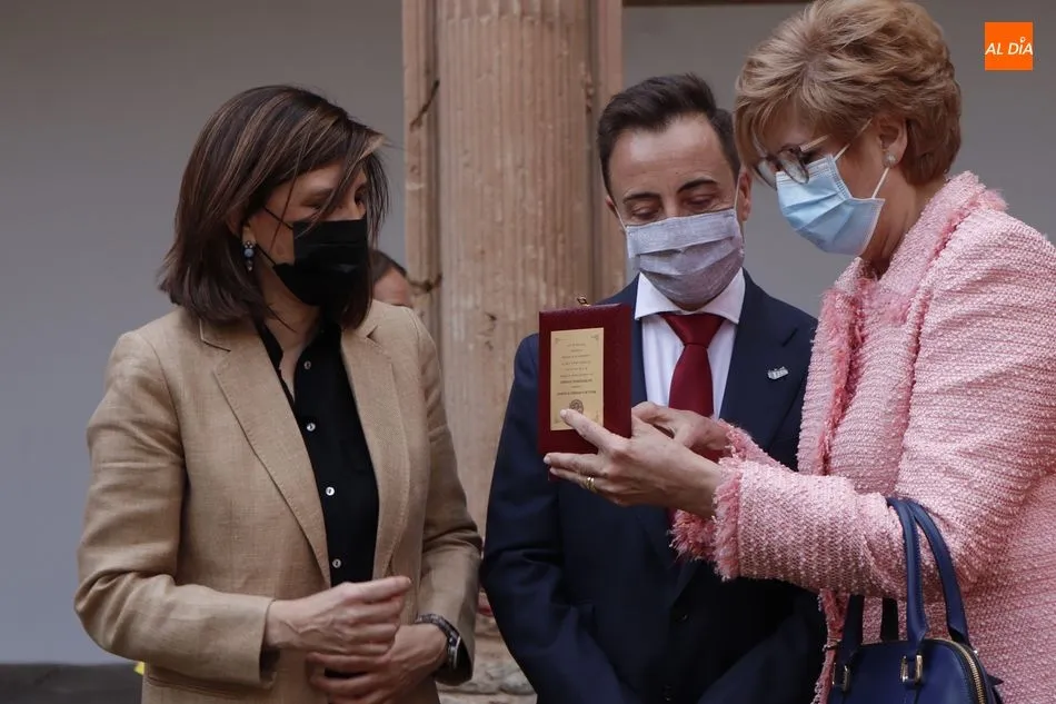 Foto 4 - Reconocimiento a los profesionales sanitarios con la entrega de la Medalla de la Universidad de...