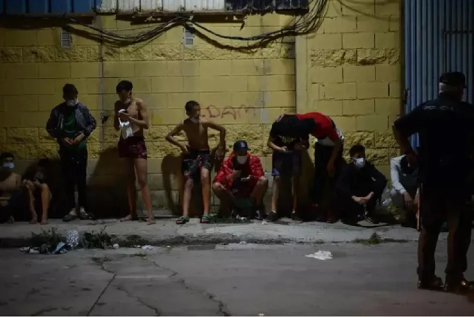 Personas migrantes tras su llegada a la playa del Tarajal | EP