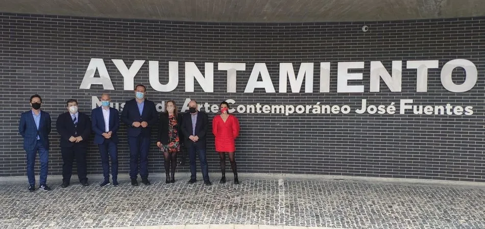 La nueva denominación de este museo ya es visible en la fachada del Ayuntamiento de Santa Marta