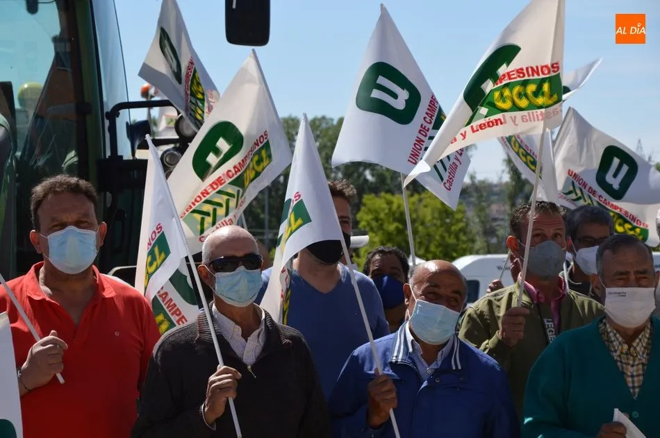 Manifestantes antes de la partida de esta caravana en el aparcamiento de las Bernardas. Foto de Guillermo García San Miguel