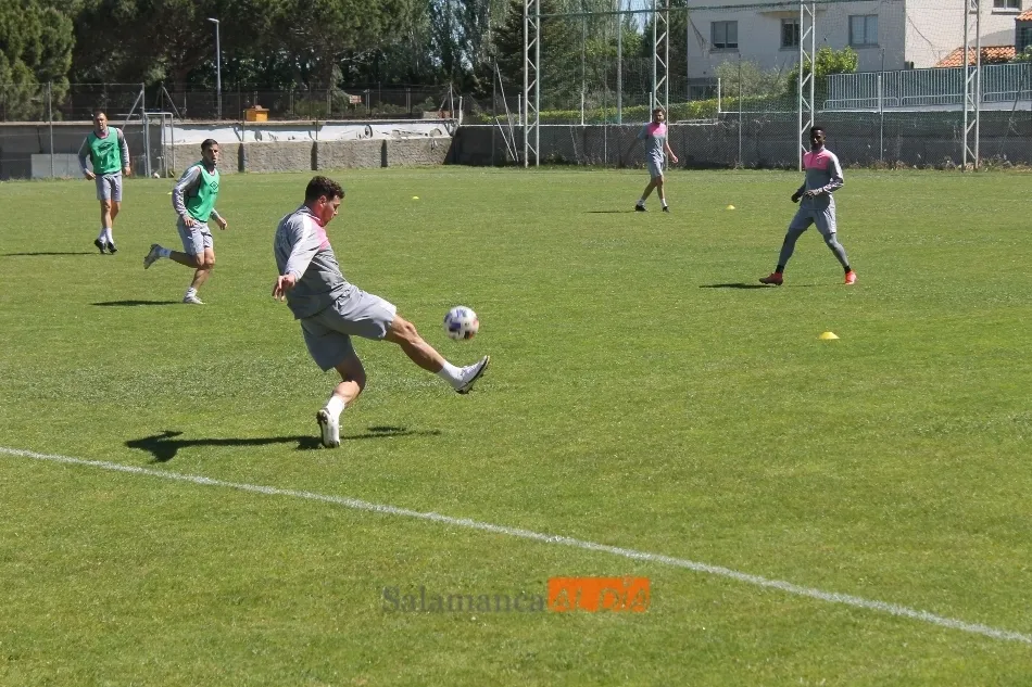 Foto 11 - Rafa Due&ntilde;as intenta acallar las cr&iacute;ticas con una foto con Escobar en el entrenamiento del...