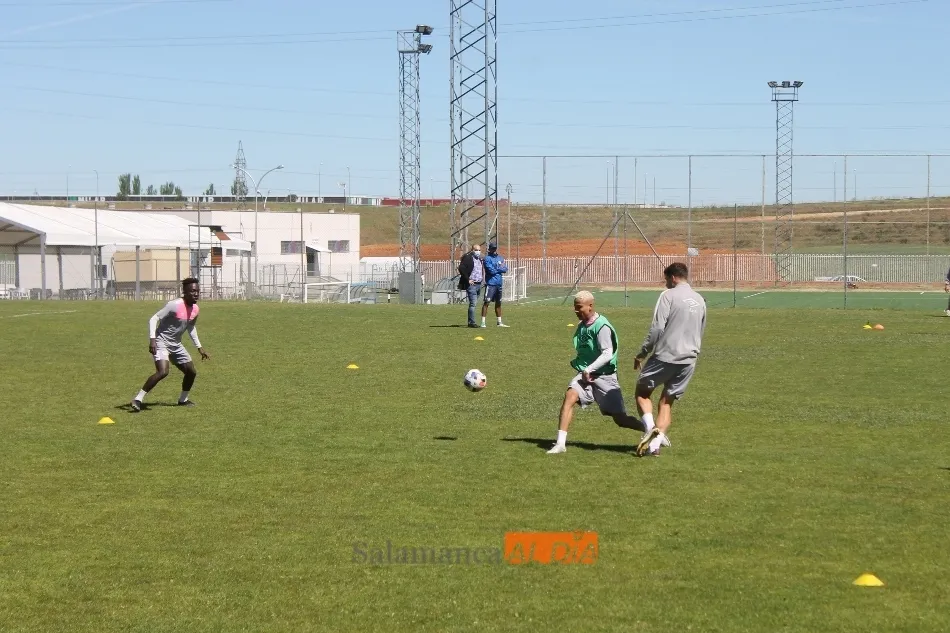 Foto 8 - Rafa Due&ntilde;as intenta acallar las cr&iacute;ticas con una foto con Escobar en el entrenamiento del...