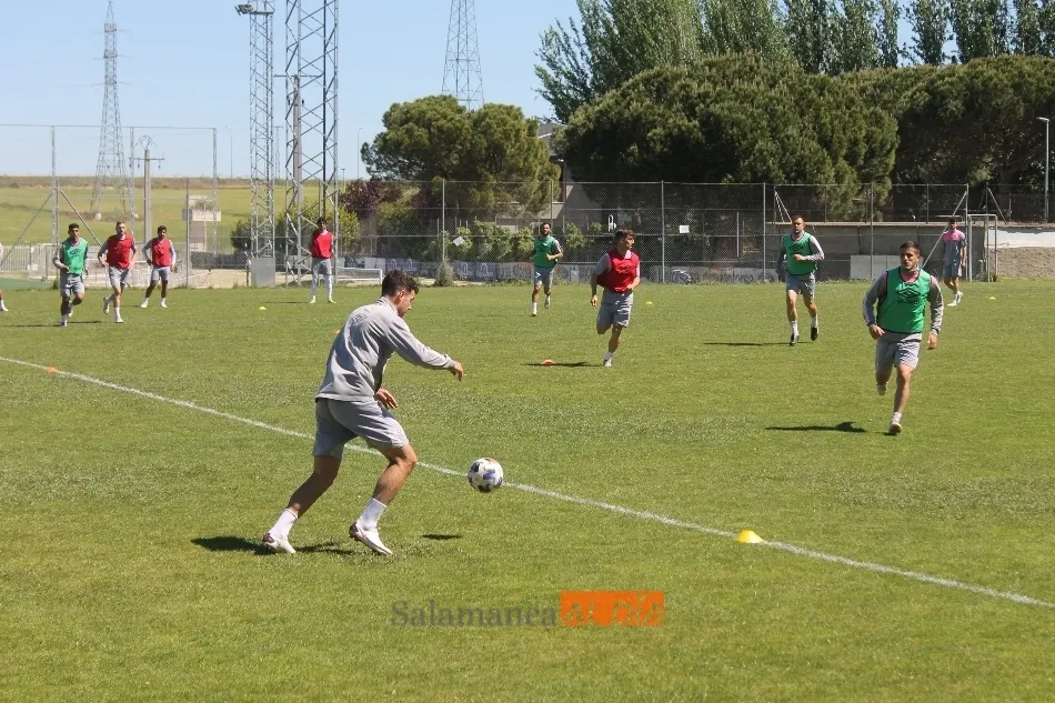 Foto 7 - Rafa Due&ntilde;as intenta acallar las cr&iacute;ticas con una foto con Escobar en el entrenamiento del...